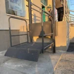 Металева платформа підйомника з відкидним заїздом