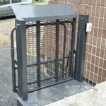 Верхній майданчик вертикального підйомника з металевою захисною решіткою