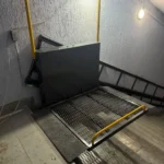 Платформа інвалідного підйомника на сходах бомбосховища, вигляд зверху