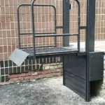 Боковий вигляд вертикального підйомника для інвалідних візків