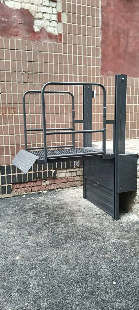 Зображення чорного ліфта для інвалідів з платформою Чорний ліфт для інвалідів з платформою | Інва Ліфт