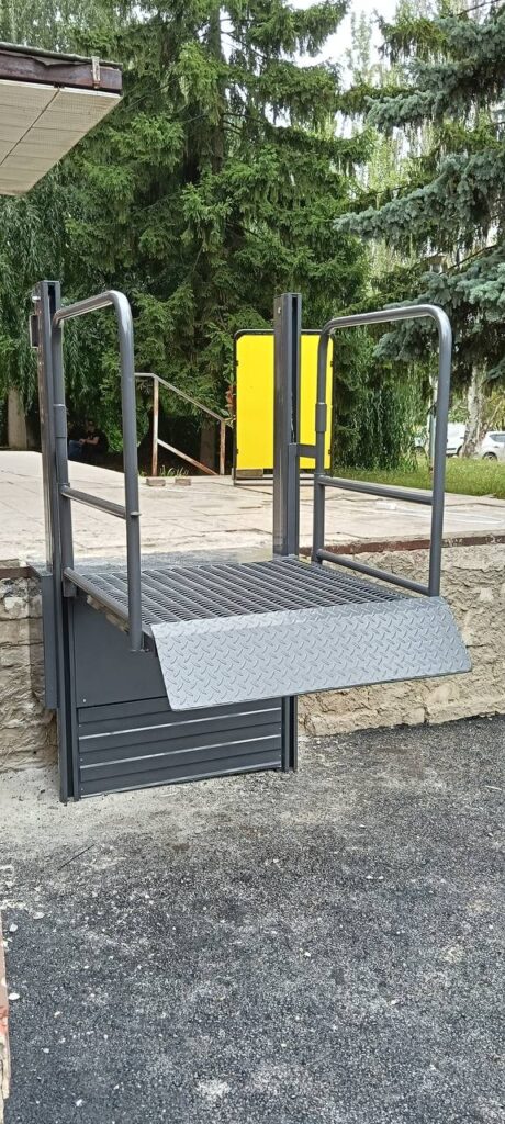 Зображення ліфту для інвалідів з платформою на вулиці Ліфт для інвалідів з платформою на вулиці | Інва Ліфт