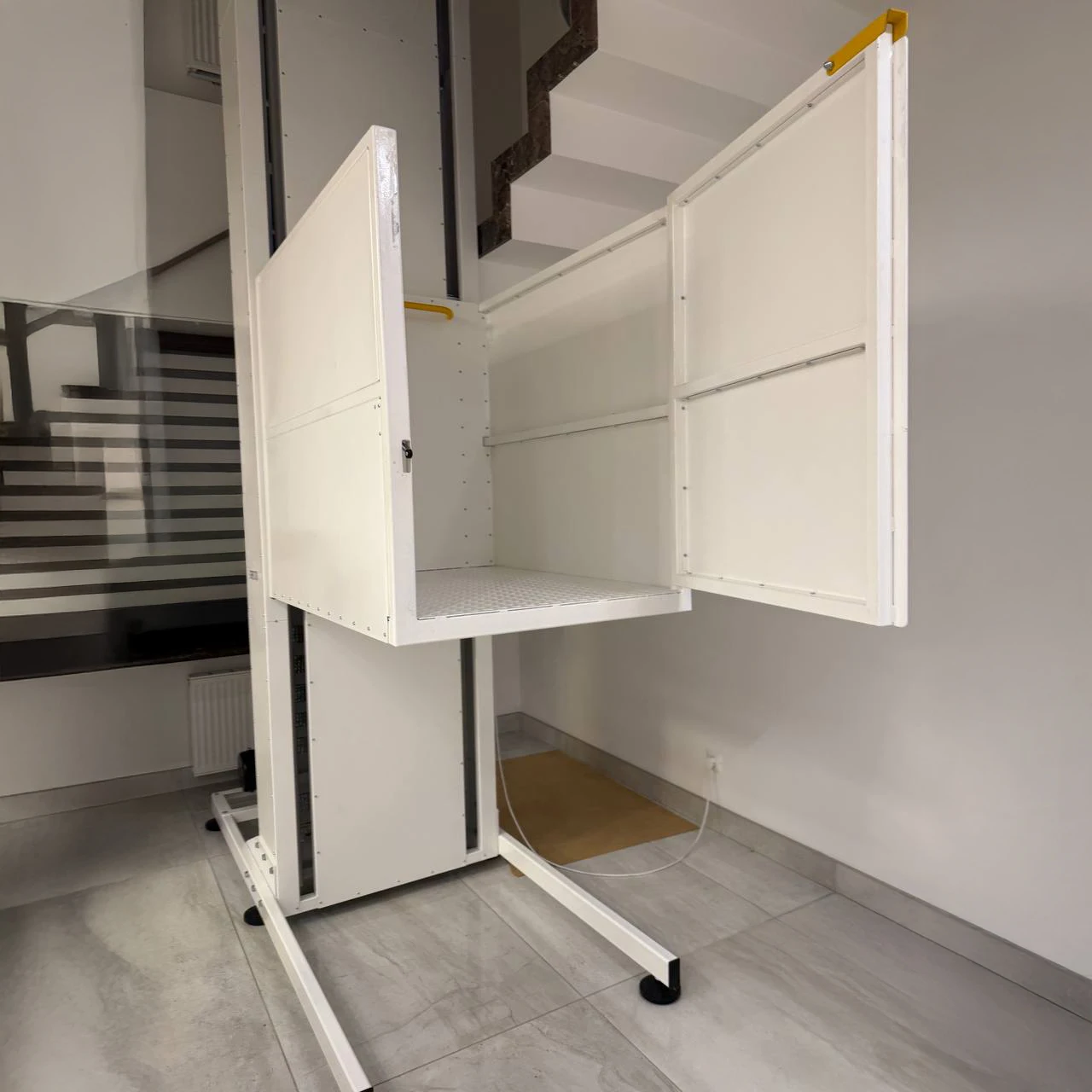 Гідравлічний вертикальний підйомник для інвалідів з відкритими дверцятами